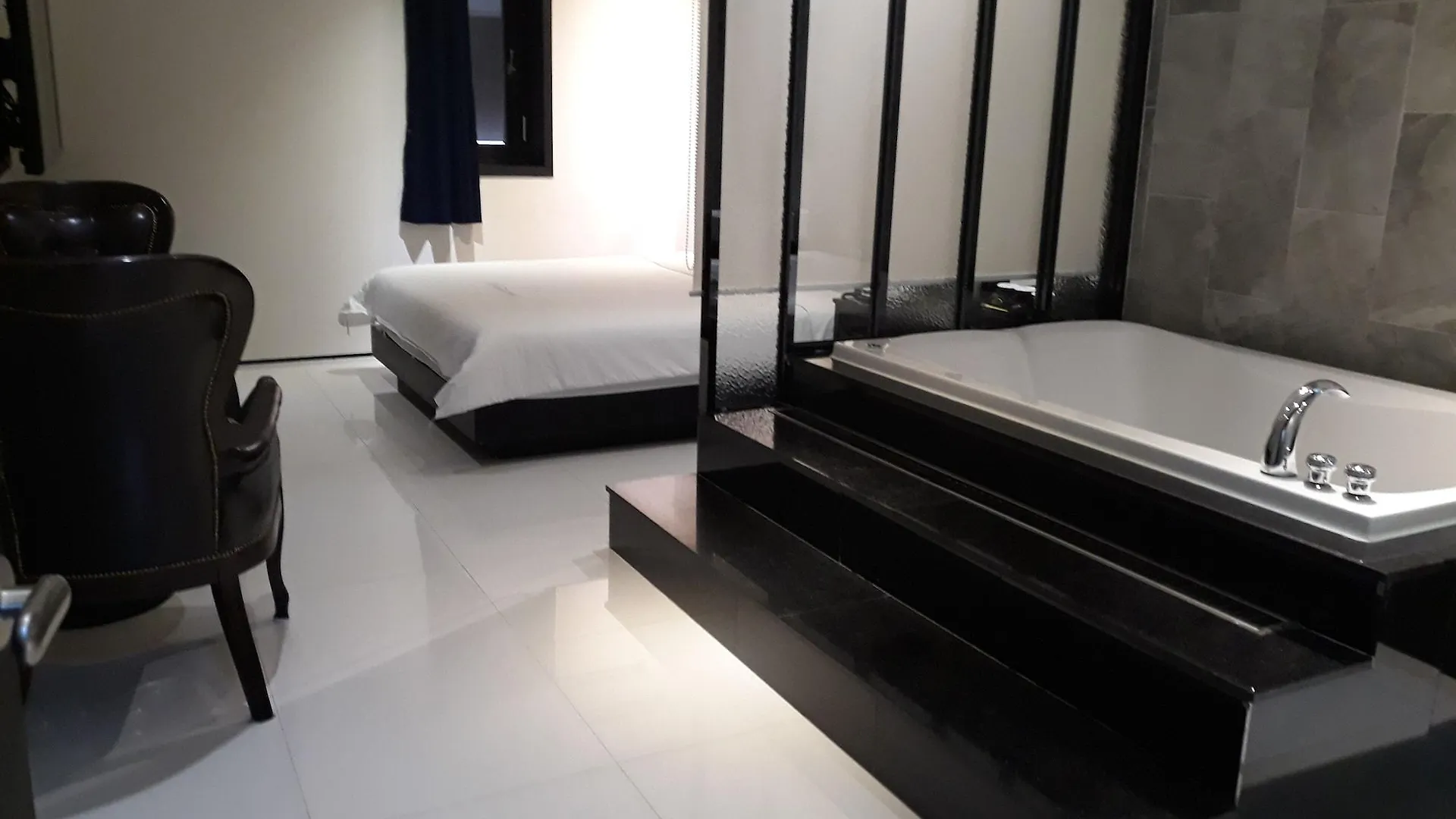 Almond Hotel Busan Station 3*,