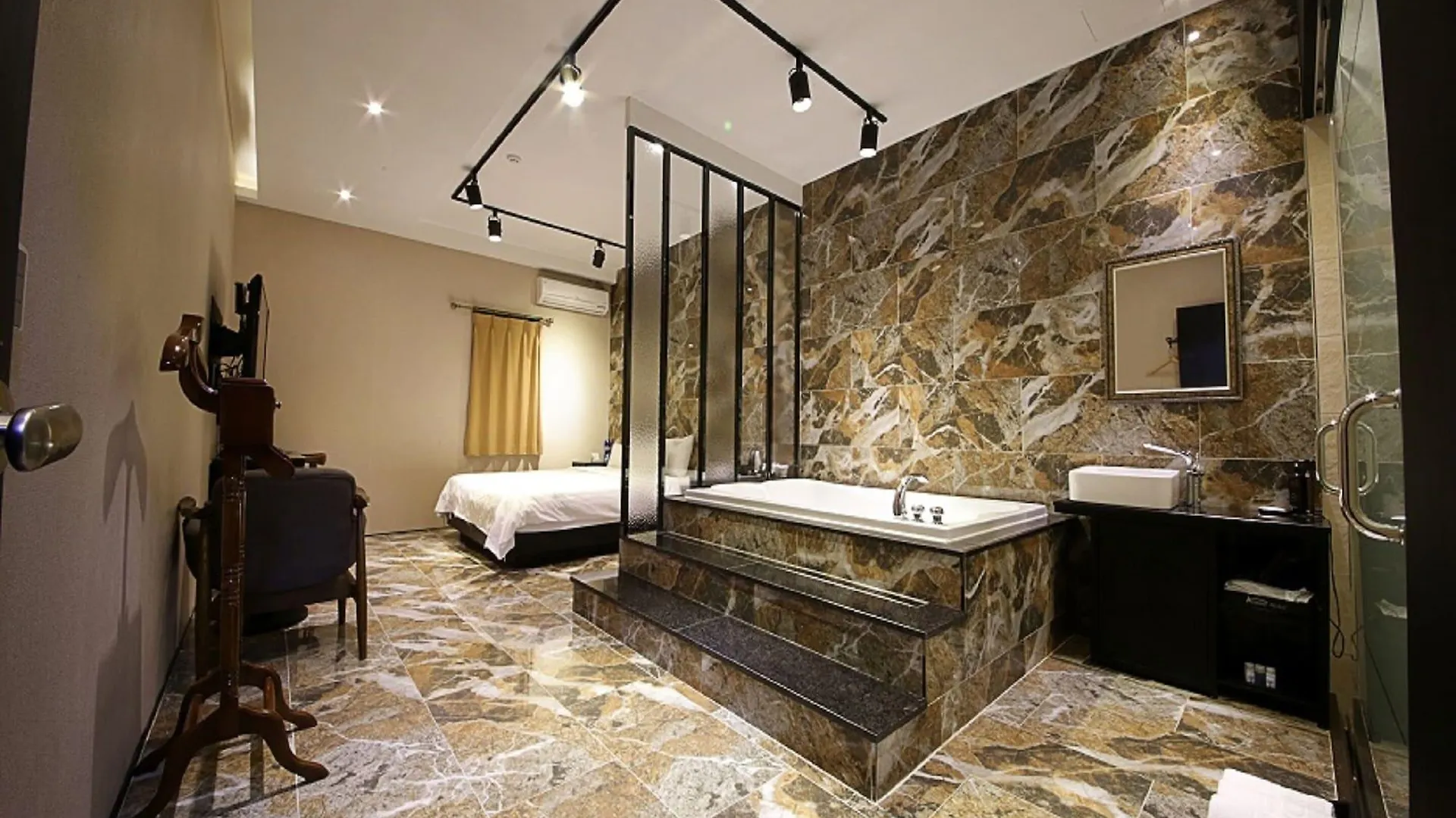 Almond Hotel Busan Station