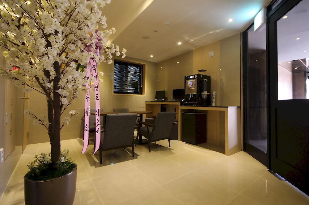 Almond Hotel Busan Station 3*,