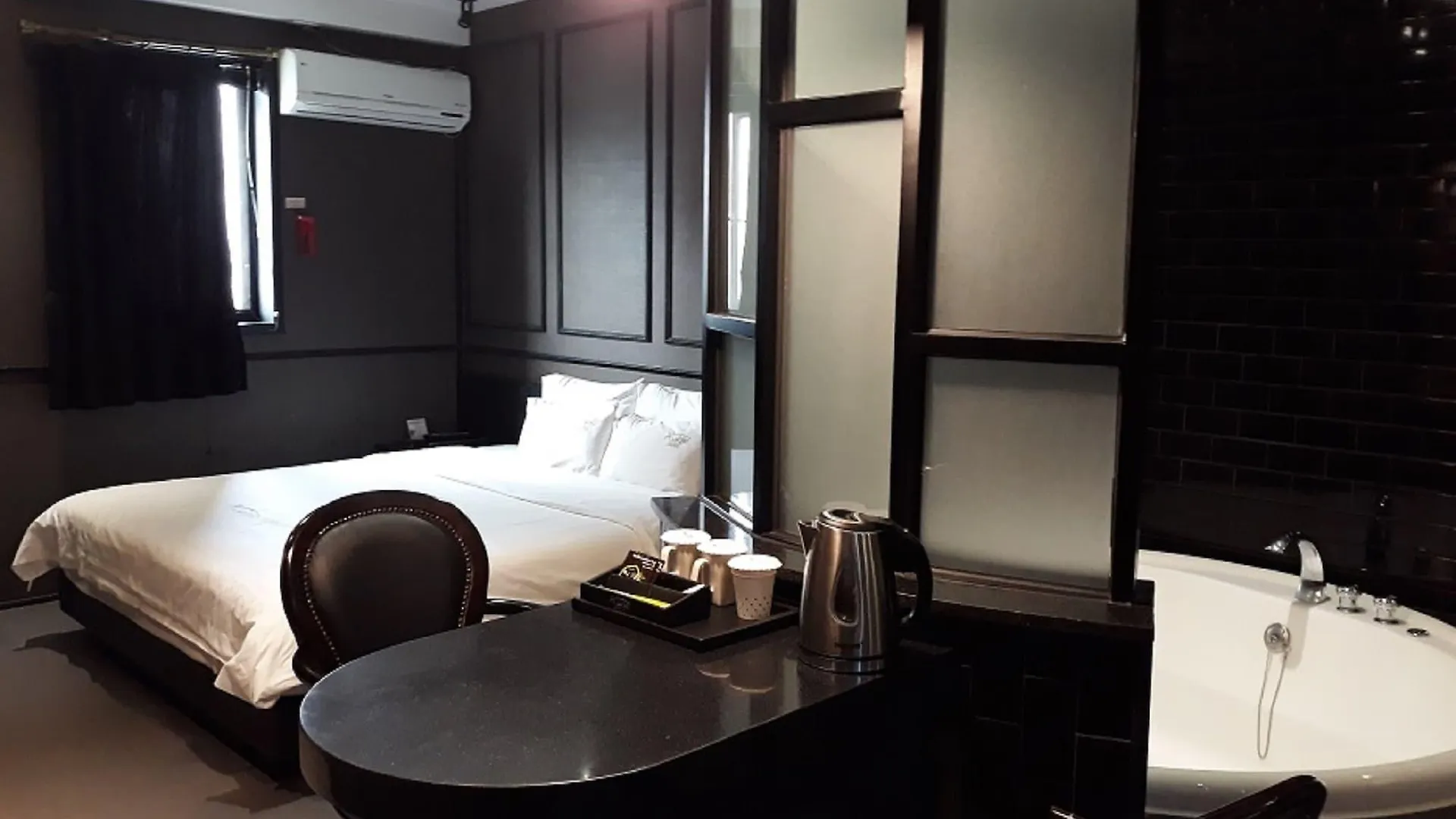 Almond Hotel Busan Station 3*,