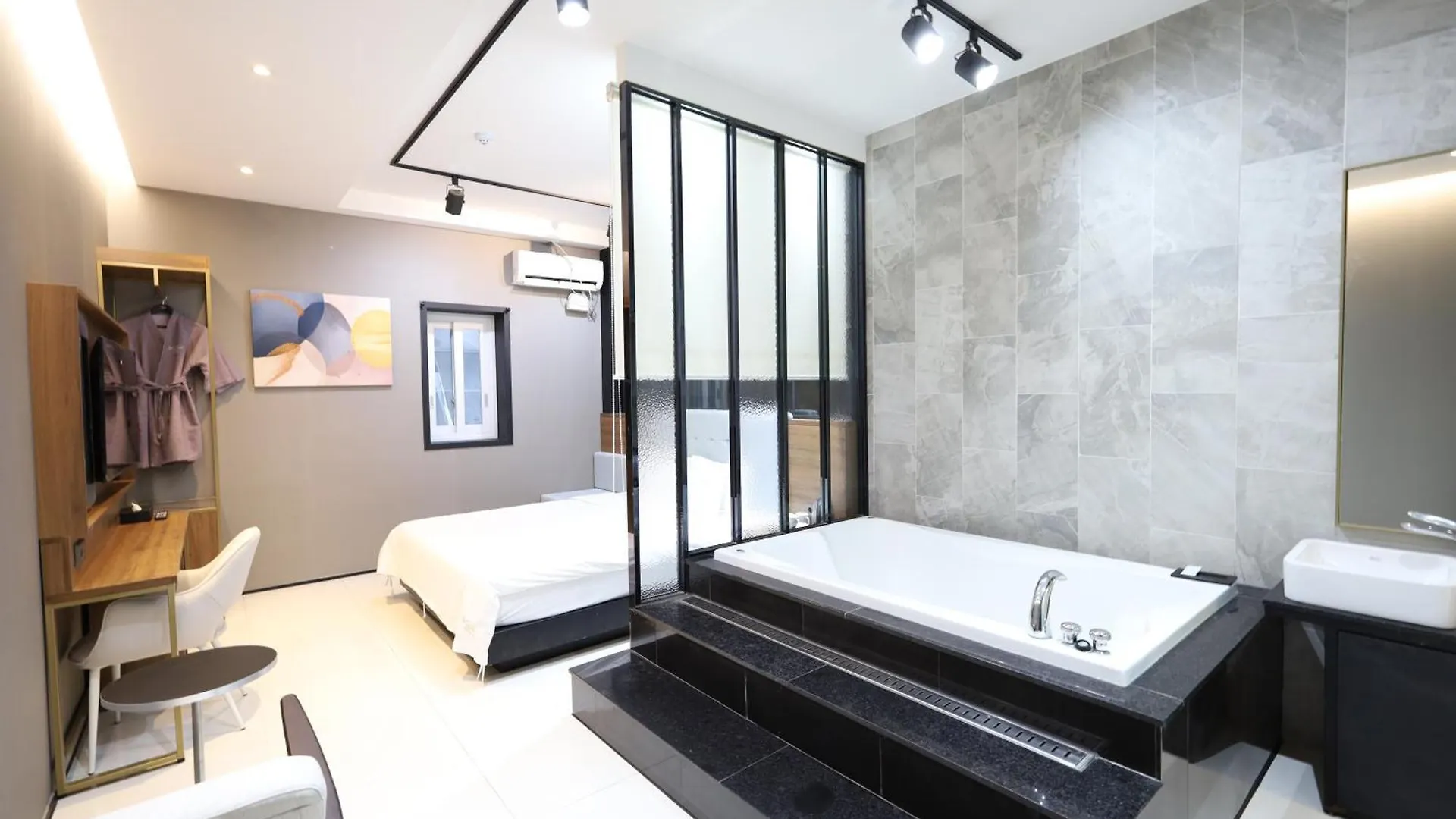 Almond Hotel Busan Station 3*,